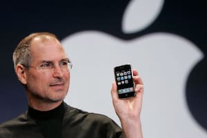 ARCHIVO - El director general de Apple, Steve Jobs, muestra un iPhone en la MacWorld Conference, el 9 de enero de 2007, en San Francisco (AP Foto/Paul Sakuma, Archivo)