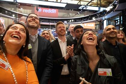 ARCHIVO - El director general de Reddit, Steve Huffman, y empleados de la compañía celebran en la Bolsa de Valores de Nueva York, el 21 de marzo de 2024. (AP Foto/Yuki Iwamura, Archivo)