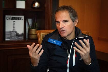 ARCHIVO - El director general del Organismo Internacional de la Energía Atómica, Rafael Mariano Grossi, habla durante su entrevista con The Associated Press en Kiev, el martes 6 de febrero de 2024. El director de la agencia de supervisión nuclear de Naciones Unidas ha llegado a Rusia para conversaciones sobre seguridad nuclear en Ucrania, donde la central nuclear más grande de Europa está en peligro en medio de los combates, según indicó el martes por la noche la agencia estatal rusa de noticias RIA Novosti. (AP Foto/Efrem Lukatsky, Archivo)