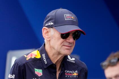 ARCHIVO - El director técnico de Red Bull, Adrian Newey, llega antes de la tercera práctica libre, en el autódromo de Mónaco, en Mónaco, el 25 de mayo de 2024. (AP Foto/Luca Bruno, Archivo)