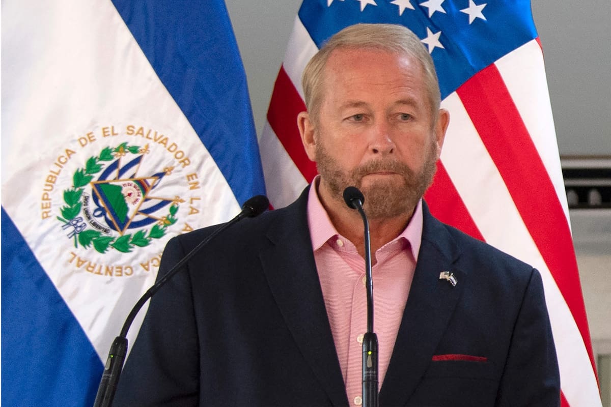 Archivo.- El embajador de Estados Unidos en El Salvador, Ronald Johnson, escucha durante una conferencia de prensa conjunta con el presidente de El Salvador, Nayib Bukele, en el Hospital Rosales de San Salvador el 26 de mayo de 2020