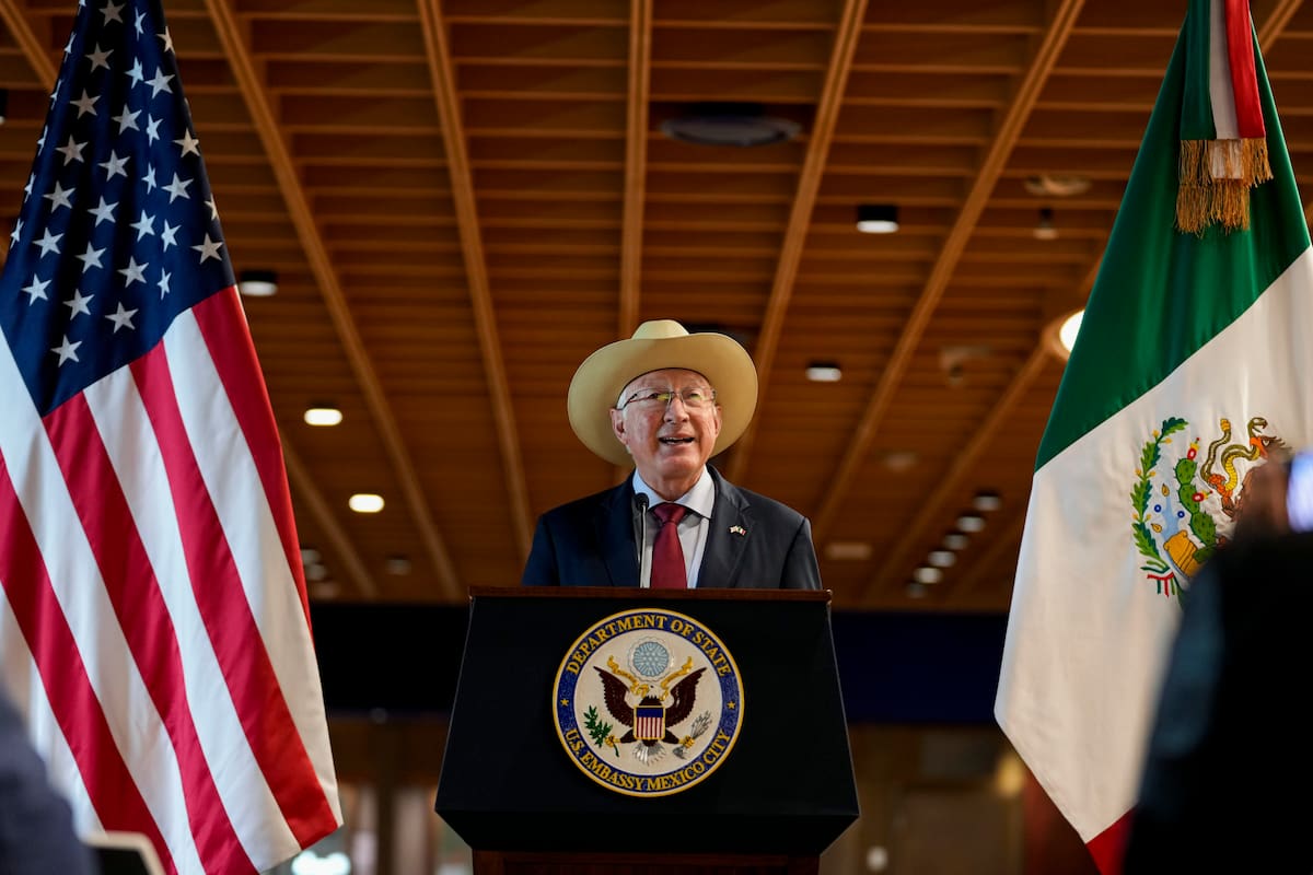 Archivo.- El embajador estadounidense en México, Ken Salazar, habla en una conferencia de prensa en la nueva embajada aún en construcción, el 29 de octubre de 2024, en Ciudad de México (AP Foto/Moisés Castillo, archivo)