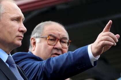 ARCHIVO - El empresario ruso fundador de USM Holdings, Alisher Usmanov, señala mientras habla junto al presidente ruso Vladímir Putin en Gubkin, región de Belgorod, Rusia, 14 de julio de 2017. El Tesoro de Estados Unidos anunció el miércoles 12 de abril de 2023 nuevas sanciones a la red financiera de uno de los hombres más ricos de Rusia. (Mikhail Klimentyev, Sputnik, Kremlin Pool Photo via AP)