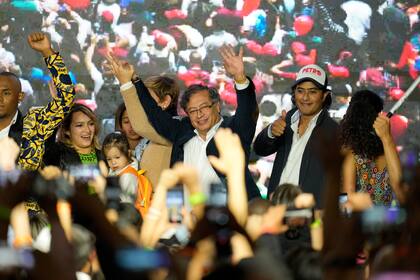 ARCHIVO - El entonces candidato presidencial Gustavo Petro, en el centro, es acompañado por su hijo Nicolás Petro, a la derecha, en la jornada electoral del 29 de mayo de 2022 en Bogotá, Colombia.  (AP Foto/Fernando Vergara, Archivo)