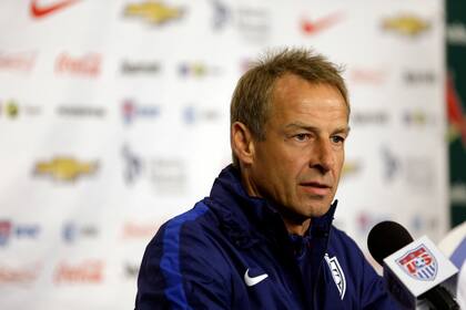 ARCHIVO - El entonces técnico de Estados Unidos Jurgen Klinsmann durante una rueda de prensa en San Luis, el 12 de noviembre de 2015. Klinsmann ha sido nombrado como nuevo entrenador de Corea del Sur. (AP Foto/Jeff Roberson)