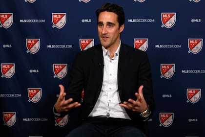 ARCHIVO - El entrenador de Asutin FC, Josh Wolf, gesticula durante una entrevista en Nueva York, el 26 de febrero de 2020. (AP Foto/Richard Drew, Archivo)