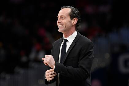 ARCHIVO - El entrenador de los Nets de Brooklyn, Kenny Atkinson, durante la primera mitad del partido contra los Wizards de Washington, el 1 de febrero de 2020, en Washington. Los Cleveland Cavaliers están contratando al asistente de Golden State, Kenny Atkinson, como su nuevo entrenador, dijo a Associated Press el lunes 24 de junio de 2024 una persona familiarizada con la decisión. (AP Foto/Nick Wass, Archivo)