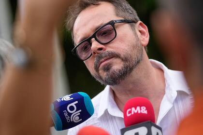 Archivo - El enviado especial de Naciones Unidas para Colombia, Carlos Ruiz Massieu, habla con la prensa después del inicio del cuarto ciclo de conversaciones de paz entre la guerrilla colombiana Ejército de Liberación Nacional (ELN) y el gobierno colombiano, en el Centro Cultural Aquiles Nazoa en Caracas, Venezuela, el 14 de agosto de 2023. (AP Foto/Matias Delacroix, Archivo)