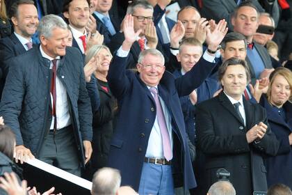 ARCHIVO - El ex entrenador del Manchester United Alex Ferguson saluda mientras toma asiento en las gradas antes del partido de fútbol de la Liga Premier inglesa entre el Manchester United y el Wolverhampton Wanderers en el estadio Old Trafford en Manchester, Inglaterra, el sábado 22 de septiembre de 2018. (AP Foto/Rui Vieira, Archivo)