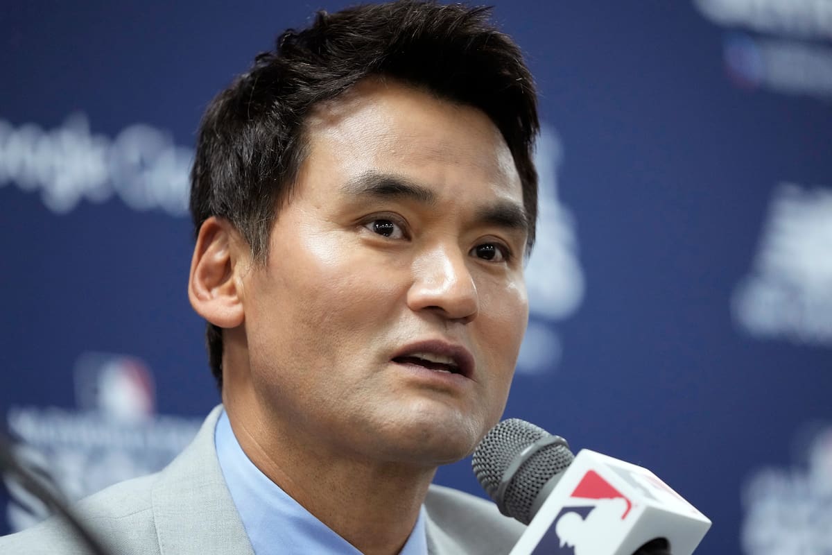 ARCHIVO - El ex lanzador de los Dodgers de Los Ángeles, Chan Ho Park, habla durante una conferencia