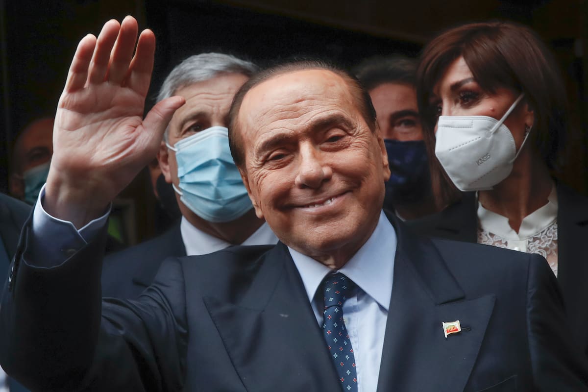 Archivo - El ex primer ministro italiano Silvio Berlusconi saluda a los periodistas luego de llegar a la Cámara de Diputados en Roma, el 9 de febrero de 2021. Berlusconi, el jactancioso magnate multimillonario de los medios que fue el primer ministro de Italia con más años de servicio a pesar de los escándalos por sus fiestas y por denuncias de corrupción, murió a los 86 años, según los medios italianos. (AP Foto/Alessandra Tarantino, Archivo)