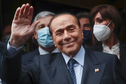 Archivo - El ex primer ministro italiano Silvio Berlusconi saluda a los periodistas luego de llegar a la Cámara de Diputados en Roma, el 9 de febrero de 2021. Berlusconi, el jactancioso magnate multimillonario de los medios que fue el primer ministro de Italia con más años de servicio a pesar de los escándalos por sus fiestas y por denuncias de corrupción, murió a los 86 años, según los medios italianos. (AP Foto/Alessandra Tarantino, Archivo)
