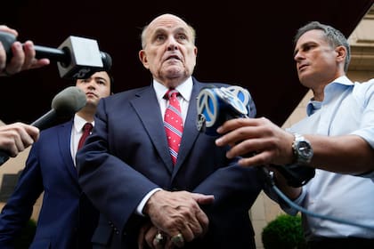 ARCHIVO - El exalcalde de Nueva York, Rudy Giuliani, habla con la prensa al salir de su residencia en Nueva York, 23 de agosto de 2023. Giuliani se ha declarado inocente en Georgia del cargo de intentar, con el expresidente Donald Trump y otros, de anular ilegalmente los resultados de la elección de 2020 en ese estado. (AP Foto/Seth Wenig, File)