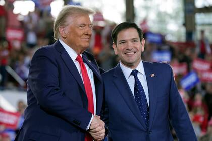 ARCHIVO - El excandidato presidencial republicano Donald Trump saluda al senador Marco Rubio, republicano de Florida, durante un mitin de campaña en el J.S. Dorton Arena, el 4 de noviembre de 2024, en Raleigh, Carolina del Norte (Foto AP/Evan Vucci, Archivo)