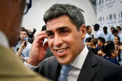 ARCHIVO - El exfutbolista Claudio Reyna sonríe durante una entrevista en Nueva York, el 22 de mayo de 2013 (AP Foto/Bebeto Matthews, archivo)