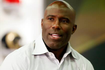 ARCHIVO - El exjugador de fútbol americano Terrell Davis habla en una entrevista el miércoles 9 de septiembre de 2015 en Culver City, California (AP Foto/Danny Moloshok, archivo)