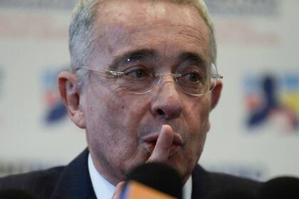 ARCHIVO - El expresidente Álvaro Uribe habla durante una conferencia de prensa en la sede del partido Centro Democrático después de reunirse con el presidente electo Gustavo Petro en Bogotá, Colombia, el miércoles 29 de junio de 2022. (AP Foto/Lina Gasca, Archivo)