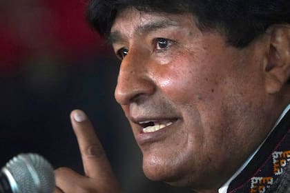 ARCHIVO - El expresidente de Bolivia, Evo Morales, habla durante una conferencia de prensa al margen de un seminario del Partido Laborista, en Ciudad de México, el 22 de octubre de 2021. En la red social X, antes conocida como Twitter, Morales acusó al actual presidente de Ecuador, Luis Arce, el sábado 30 de diciembre de 2023, de conspirar para impedirle competir en la carrera presidencial de 2025. (Foto AP/Marco Ugarte, Archivo)