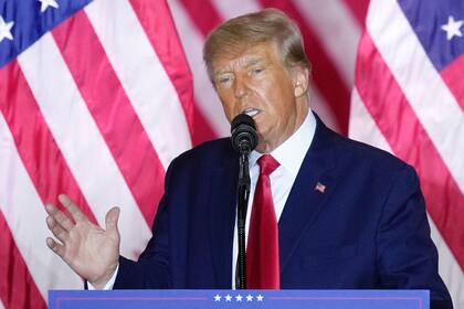 ARCHIVO - El expresidente de EEUU Donald Trump anuncia que se postulará de nuevo a la presidencia desde su finca Mar-a-Lago, en Palm Beach, Florida, el 15 de noviembre de 2022. (AP Foto/Rebecca Blackwell, Archivo)