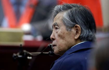 ARCHIVO - El expresidente de Perú Alberto Fujimori escucha una pregunta al rendir testimonio en una sala de audiencias en la base militar de Callao, Perú, el 15 de marzo de 2018. (AP Foto/Martín Mejía, Archivo)