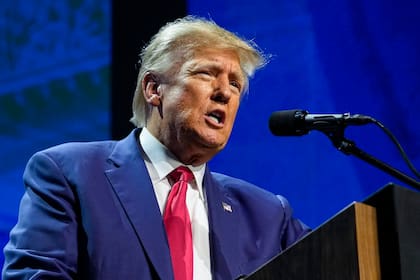 ARCHIVO - El expresidente Donald Trump habla en la convención de la National Rifle Association, Indianapolis, 14 de abril de 2023. Trump planea viajar a Iowa, donde comienzan las primarias republicanas para la misma fecha en la que estará ahí su rival, el gobernador de Florida Ron DeSantis. (AP Foto/Michael Conroy, File)