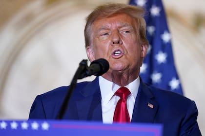 Archivo.- El expresidente estadounidense Donald Trump habla desde su propiedad en Mar-a-Lago, el martes 4 de abril de 2023, en Palm Beach, Florida. (AP Foto/Evan Vucci, archivo)
