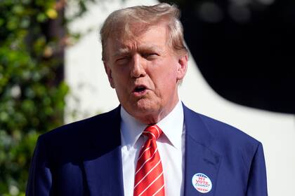 ARCHIVO - El expresidente y virtual candidato presidencial republicano Donald Trump habla después de votar en la primaria de Florida en Palm Beach, Florida, 19 de marzo de 2024. (AP Foto/Wilfredo Lee)