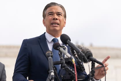 ARCHIVO – El fiscal estatal de California Rob Bonta habla con reporteros fuera de la Corte Suprema, el 5 de noviembre de 2025, en Washington. (AP Foto/Mark Schiefelbein, Archivo)