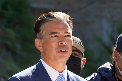 ARCHIVO - El fiscal general de California, Rob Bonta, habla en conferencia de prensa en el Capitolio estatal en Sacramento, California, el 23 de febrero de 2022.(AP Foto/Rich Pedroncelli, archivo)