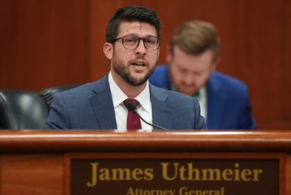 ARCHIVO – El fiscal general de Florida, James Uthmeier, habla en una reunión en el capitolio de Florida en Tallahassee, Florida, el 5 de marzo de 2025. (AP Foto/Rebecca Blackwell, Archivo)