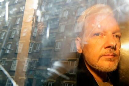 ARCHIVO - El fundador de WikiLeaks, Julian Assange, sale de la corte donde compareció para responder a cargos de que huyó de la justicia británica cuando estaba en libertad bajo fianza, 1 de mayo de 2019.  (AP Foto/Matt Dunham, File)