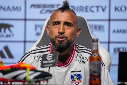 ARCHIVO - El futbolista chileno Arturo Vidal durante su presentación como jugador del club Colo Colo en el estadio Monumental, el 23 de enero de 2024, en Santiago. (AP Foto/Esteban Félix)
