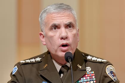ARCHIVO - El general Paul Nakasone, comandante del Mando Cibernético de Estados Unidos, presta declaración durante una reunión del Comité Selecto de la Cámara de Representantes centrada en China en el Capitolio, el miércoles 31 de enero de 2024, en Washington. (AP Foto/Mariam Zuhaib, Archivo)