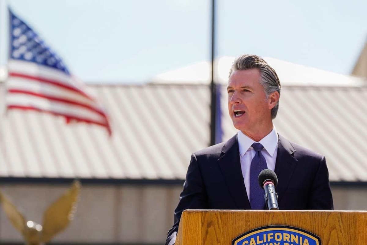 (Archivo) El gobernador de California, Gavin Newsom, firmó el presupuesto del estado y compartió un mensaje que incluyó un gesto a la comunidad latina