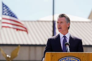 (Archivo) El gobernador de California, Gavin Newsom, firmó el presupuesto del estado y compartió un mensaje que incluyó un gesto a la comunidad latina