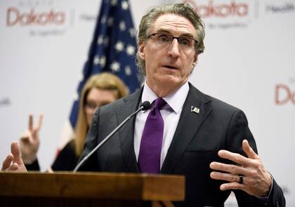 ARCHIVO - El gobernador de Dakota del Norte, Doug Burgum, habla en el Capitolio estatal el 10 de abril de 2020, en Bismarck, Dakota del Norte. (Mike McCleary/The Bismarck Tribune vía AP, Archivo)
