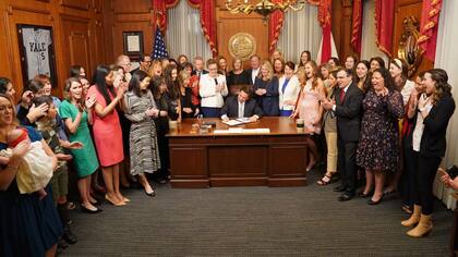 Archivo.- El gobernador de Florida, Ron DeSantis, firma la prohibición del aborto a partir de la sexta semana