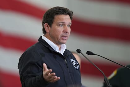 (Archivo) El gobernador de Florida, Ron DeSantis, respalda las redadas del ICE ordenadas por la administración de Trump