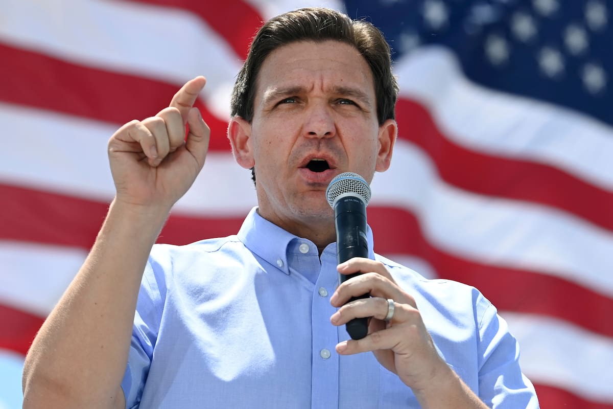 ARCHIVO - El gobernador de Florida, Ron DeSantis, habla en un evento conservador anual Basque Fry en Gardnerville, Nevada, el 17 de junio de 2023 (AP Foto/Andy Barron, archivo)