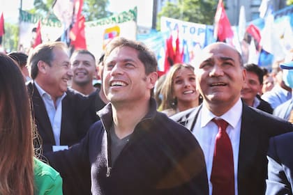 ARCHIVO.- El gobernador de la provincia de Buenos Aires, Axel Kicillof, en una marcha