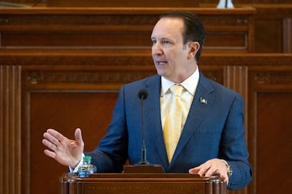 ARCHIVO - El gobernador de Luisiana, Jeff Landry, se dirige a los miembros de la Cámara de Representantes y el Senado en el día de apertura de una sesión legislativa especial, el 19 de febrero 2024, en el Capitolio del estado en Baton Rouge, Luisiana. (Hilary Scheinuk / The Advocate vía AP, Archivo)