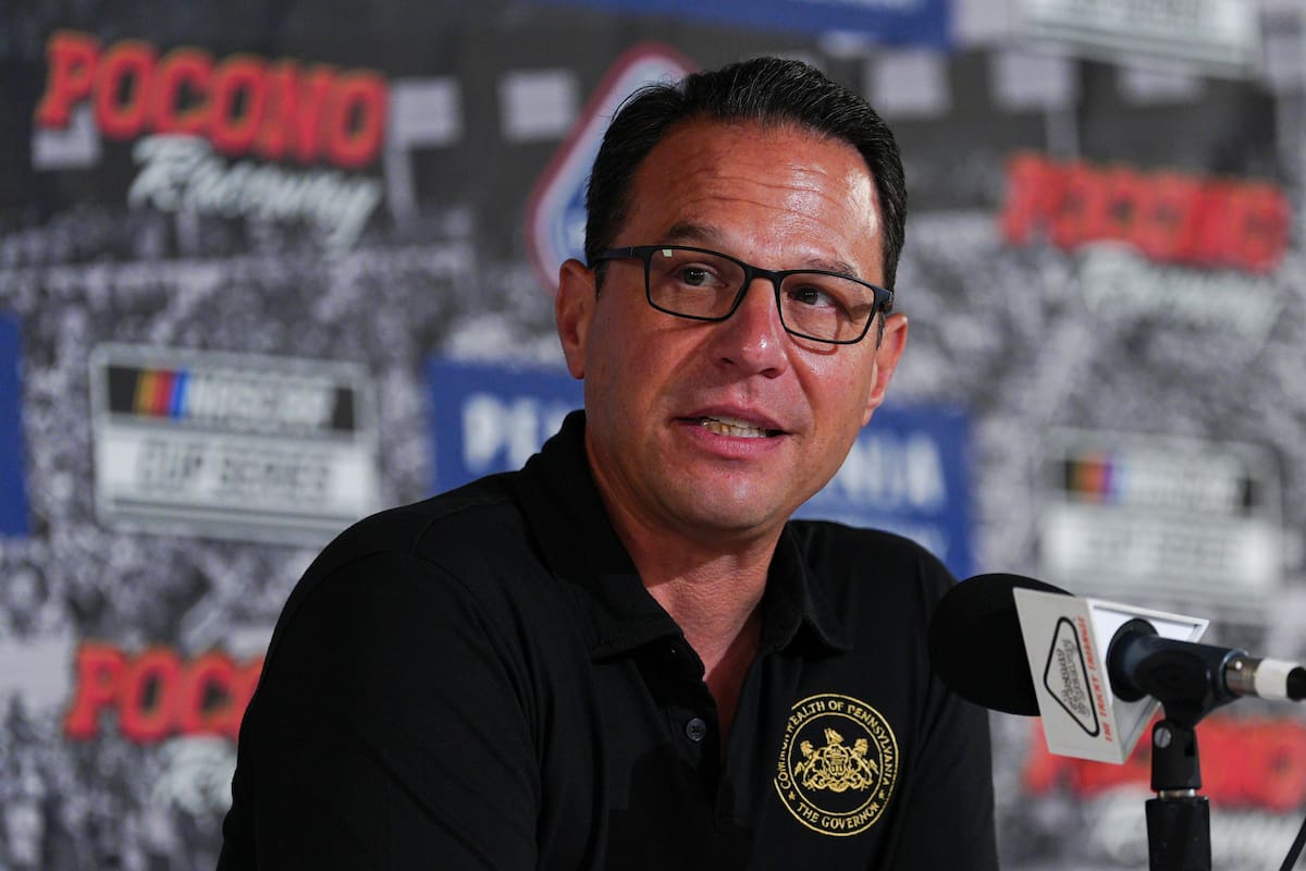 Archivo.- El gobernador de Pensilvania, Josh Shapiro, en la instalación de carreras automovilísticas en Long Pond, Pensilvania, el 22 de junio de 2025