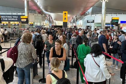 ARCHIVO - El incremento de la actividad aeroportuaria ha incrementado el trabajo y los empleados han comenzado a resentir las altas cargas tras los despidos masivos durante la pandemia (AP Foto/Frank Augstein, File)