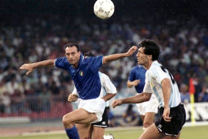 ARCHIVO - El italiano Salvatore Schillaci (izquierda) y el argentino Juan Simón disputa el balón en la semifinal de la Copa Mundial, el 3 de julio de 1990, en Nápoles, Italia. (AP Foto)