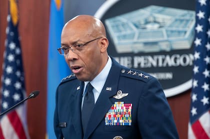 ARCHIVO - El jefe del Estado Mayor Conjunto de EEUU, general CQ Brown, habla durante una rueda de prensa el 16 de abril de 2024 en el Pentágono, en Washington. (AP Foto/Kevin Wolf, Archivo)