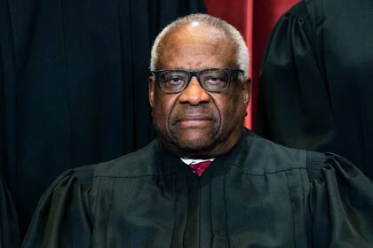 Archivo - El juez Clarence Thomas posa durante una fotografía grupal en la Corte Suprema de Estados UNidos, en Washington, el 23 de abril de 2021. (Erin Schaff/The New York Times vía AP, Pool, Archivo)
