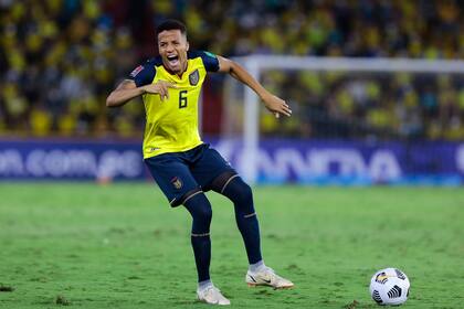 ARCHIVO - El jugador ecuatoriano Byron Castillo durante el partido contra Bolivia por las eliminatorias del Mundial en Guayaquil, Ecuador, el 7 de octubre de 2021. (Franklin Jacomé/Pool vía AP)