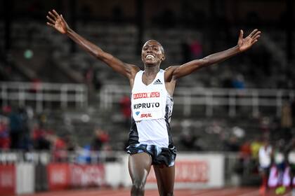 ARCHIVO - El keniano Rhonex Kipruto celebra su victoria en los 10.000 metros masculino en la justa de la Liga Diamante, en Estocolmo, el 30 de mayo de 2019. (Fredrik Sandberg/TT News Agency vía AP)