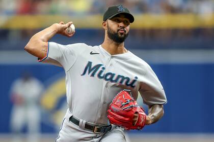 ARCHIVO - El lanzador abridor de los Marlins de Miami, Sandy Alcántara, lanza a un bateador de los Rays de Tampa Bay durante la primera entrada el 26 de julio de 2023, en St. Petersburg, Florida (AP Foto/Mike Carlson, Archivo)