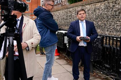 Archivo - El legislador británico Andrew Bridgen habla con los medios de comunicación fuera del Parlamento, el 6 de junio de 2022, en Londres. (AP Foto/Alberto Pezzali)